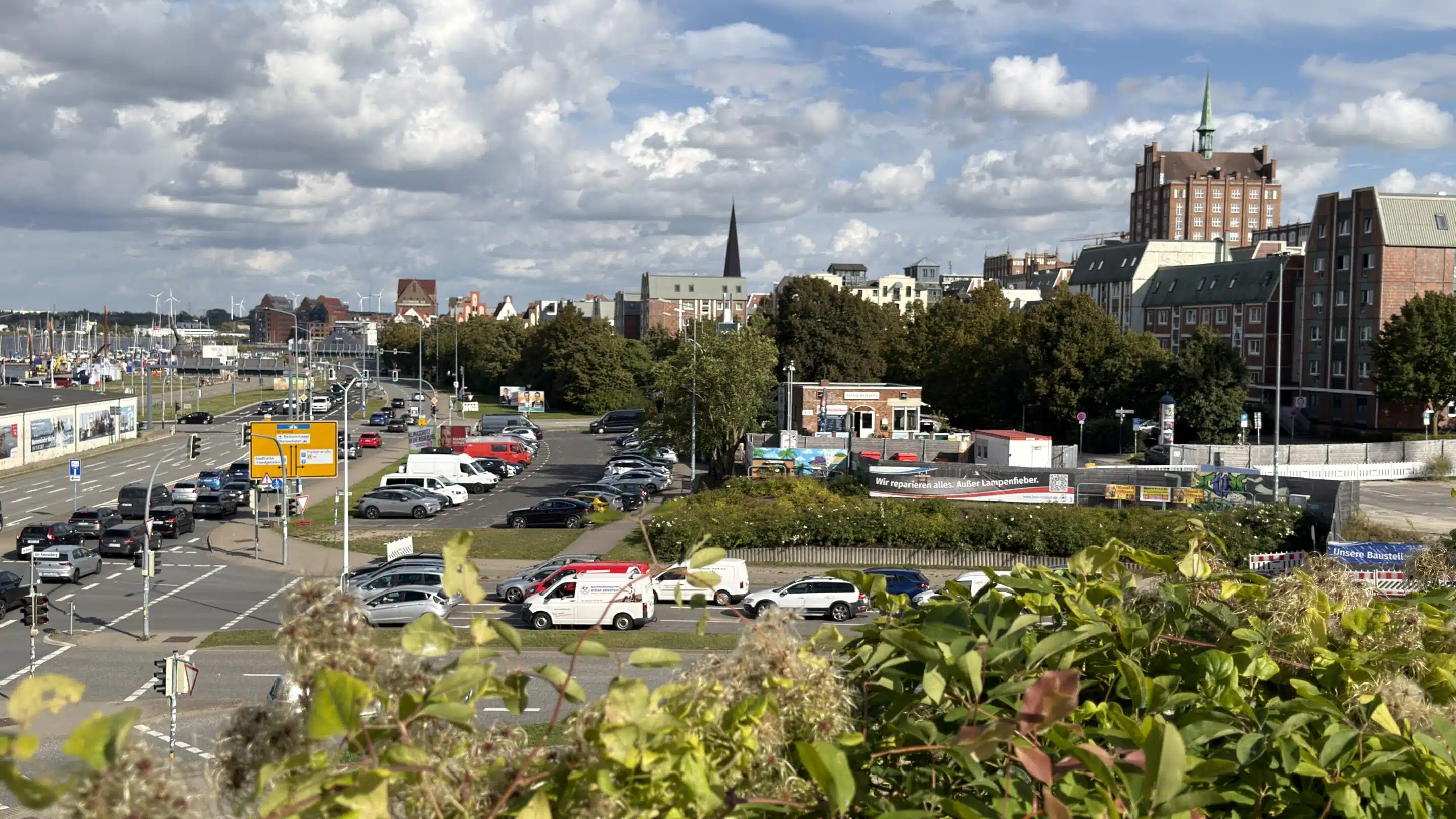 Ein Tag in Rostock: So schön hatte ich die Altstadt nicht erwartet 13 Blick vom Kanonsberg auf Rostocker Skyline, Stadthafen und Marienkirche