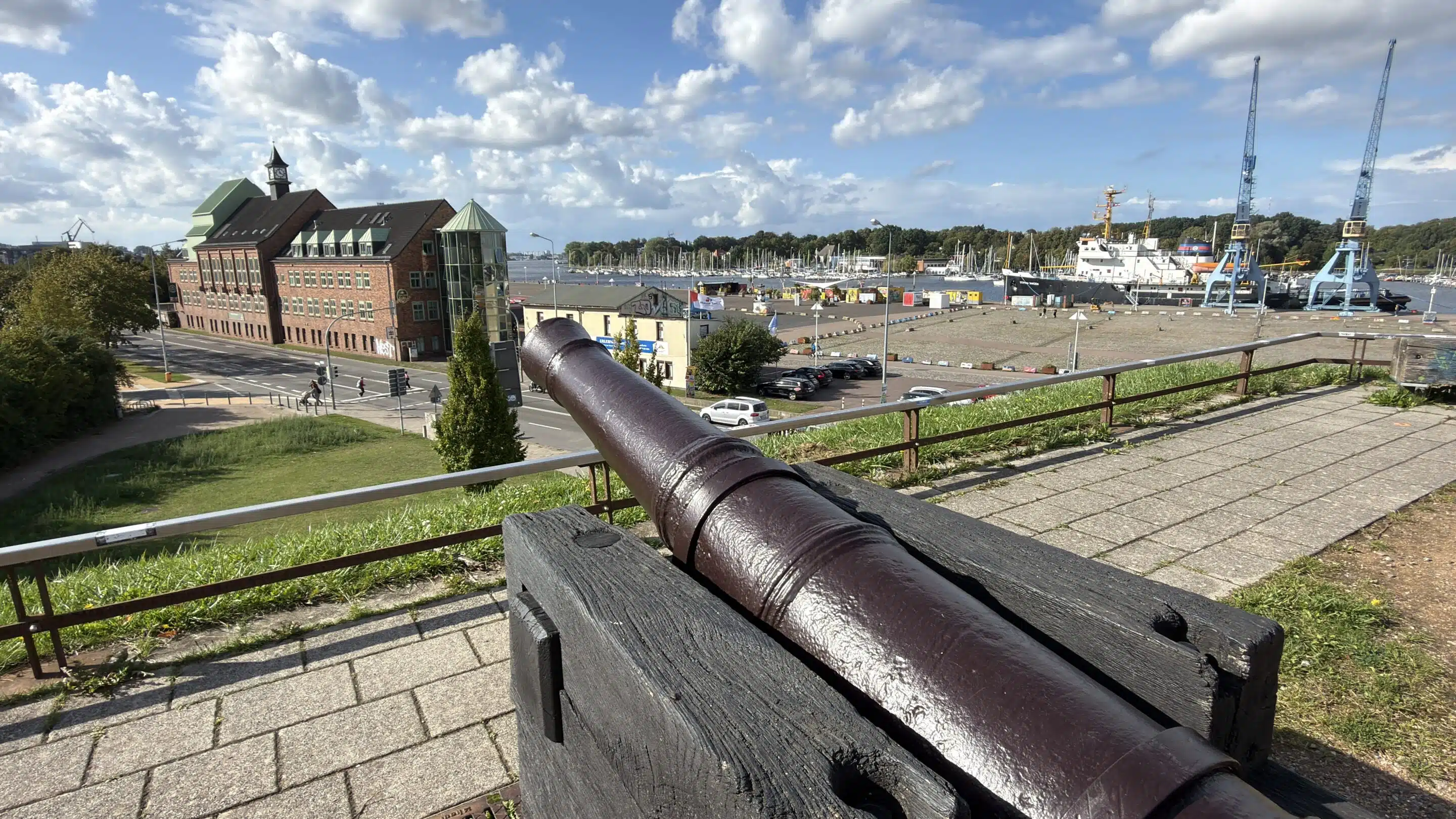 Ein Tag in Rostock: So schön hatte ich die Altstadt nicht erwartet 11 Kanone am Kanonsberg mit Rostocker Stadthafen und Skyline im Hintergrund