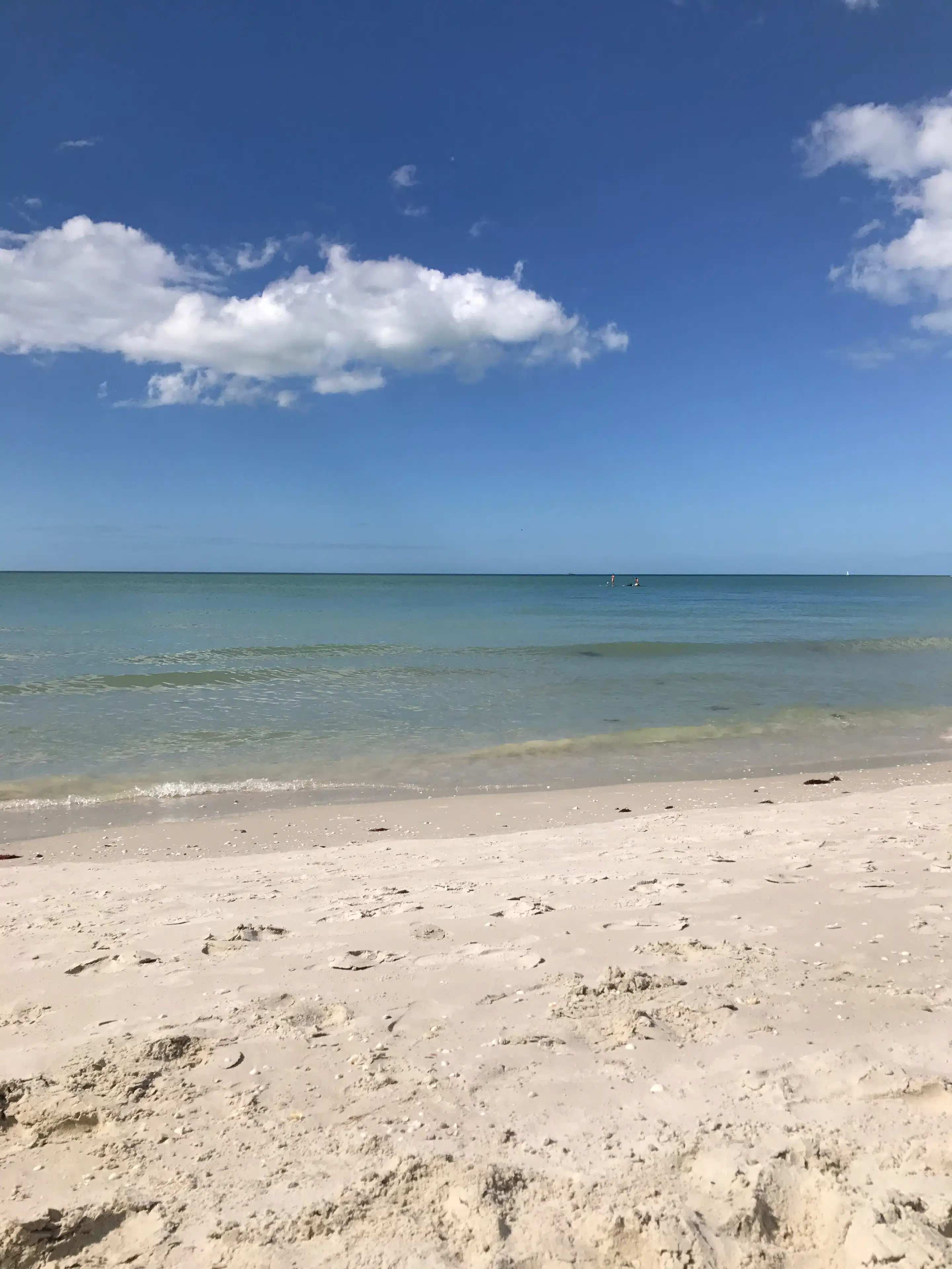 Florida-Rundreise: Zwischen Atlantik, Everglades und Golfküste 15 Heller Sandstrand in Naples mit kleinen Wellen und entfernten Wassersportlern