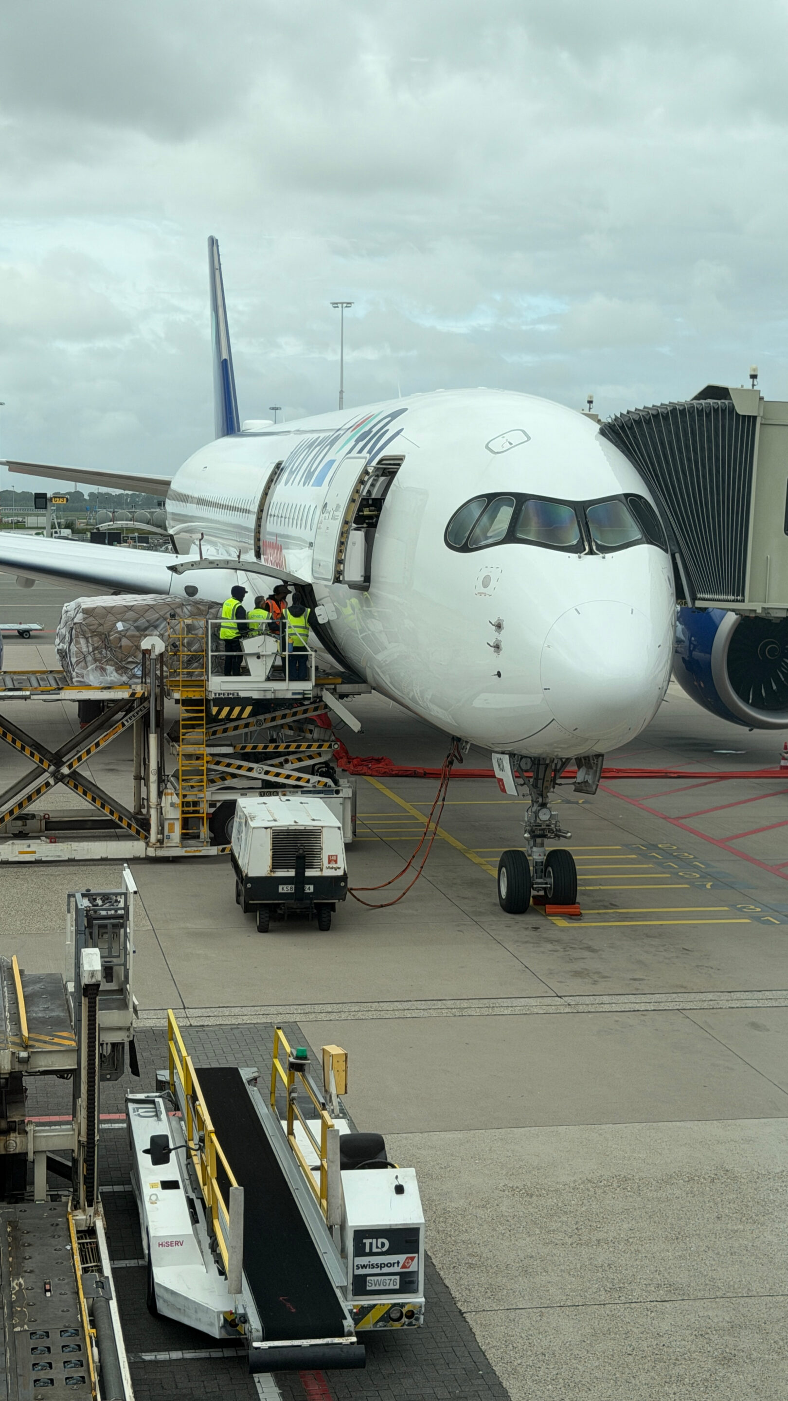 Mein erster Flug im Airbus A350-900: Warum mich das Flugzeug begeistert 2 Dunkel eingefasste Cockpitfenster des weißen World2Fly Airbus A350 am Gate