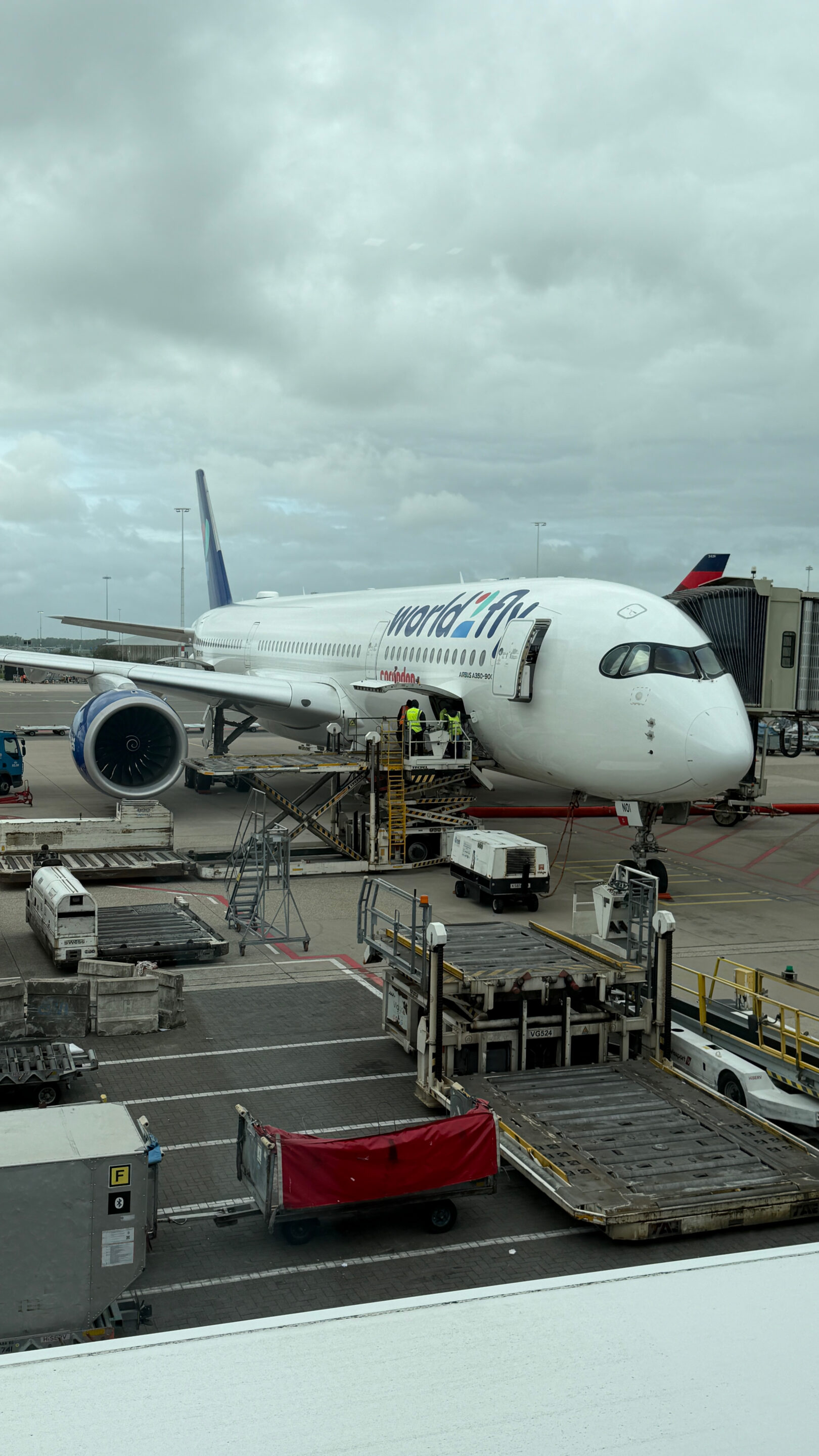 Mein erster Flug im Airbus A350-900: Warum mich das Flugzeug begeistert 3 Airbus A350 von World2Fly mit großem Triebwerk und Fluggastbrücke