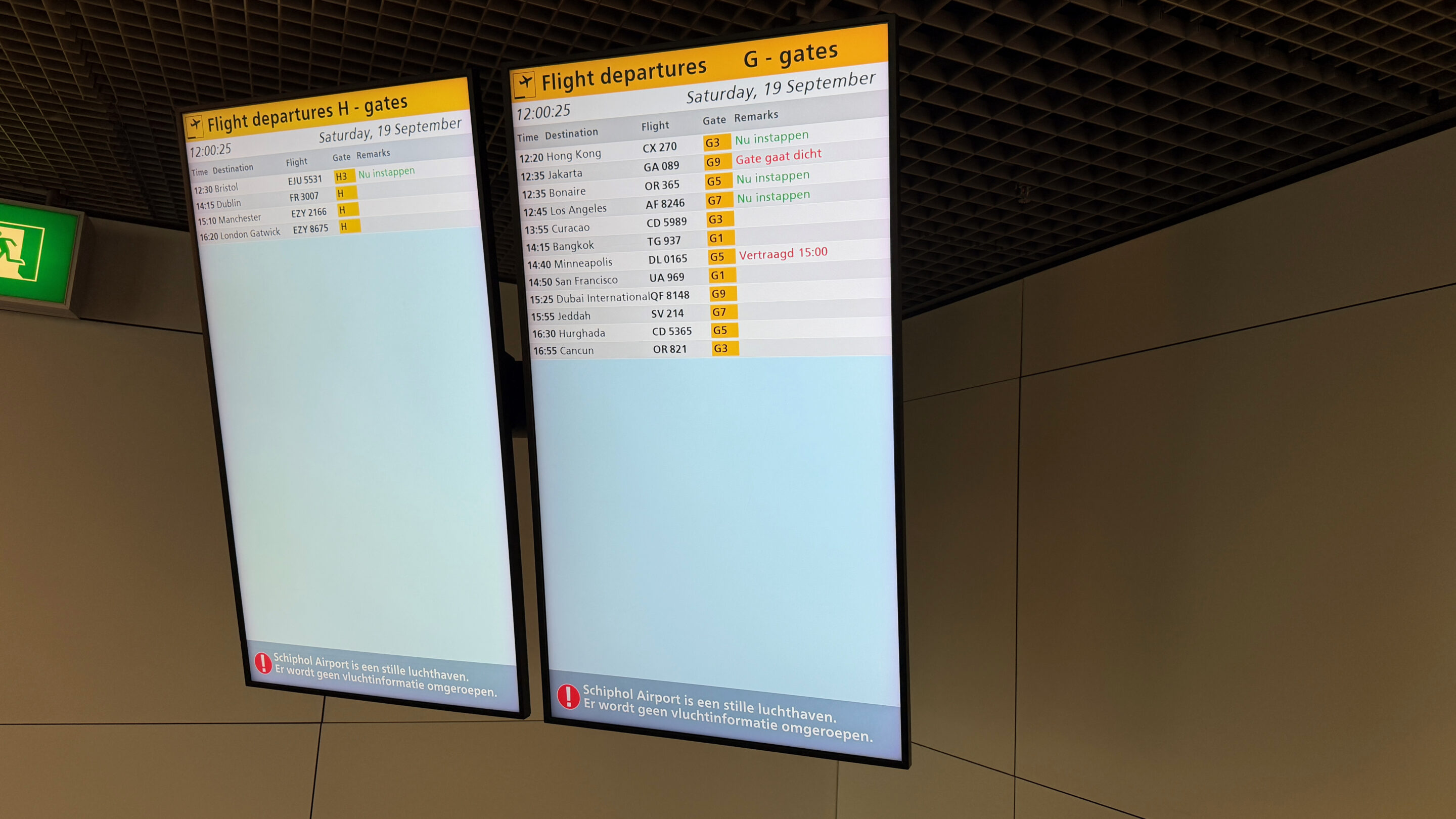Flughafen Amsterdam Schiphol – meine Erfahrungen mit gut sechs Stunden Aufenthalt 16 Zwei gelbe Abflugtafeln mit internationalen Flugzielen in Schiphol