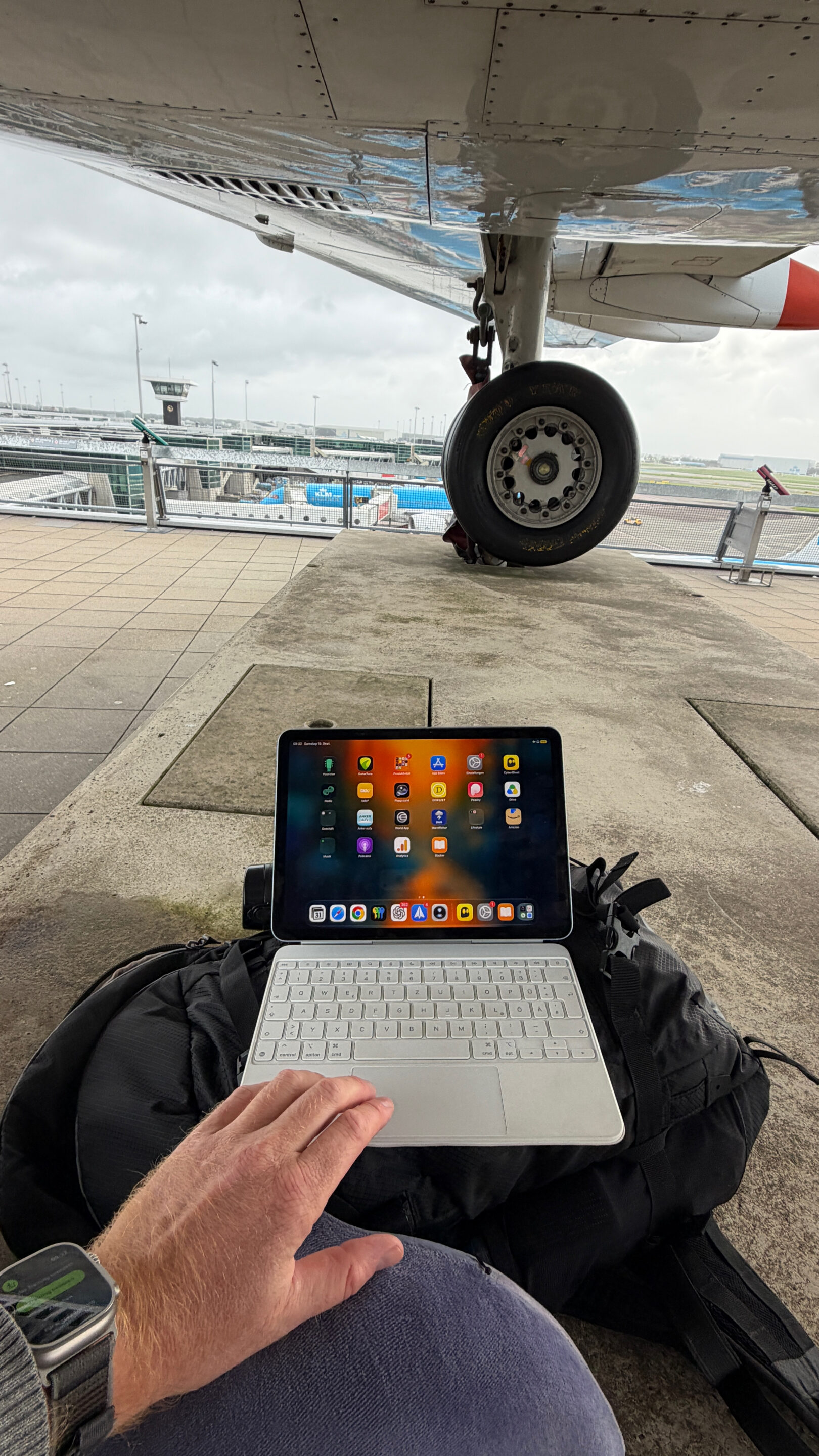 Flughafen Amsterdam Schiphol – meine Erfahrungen mit gut sechs Stunden Aufenthalt 8 iPad mit Tastatur auf einem Rucksack unter dem Fahrwerk der Fokker