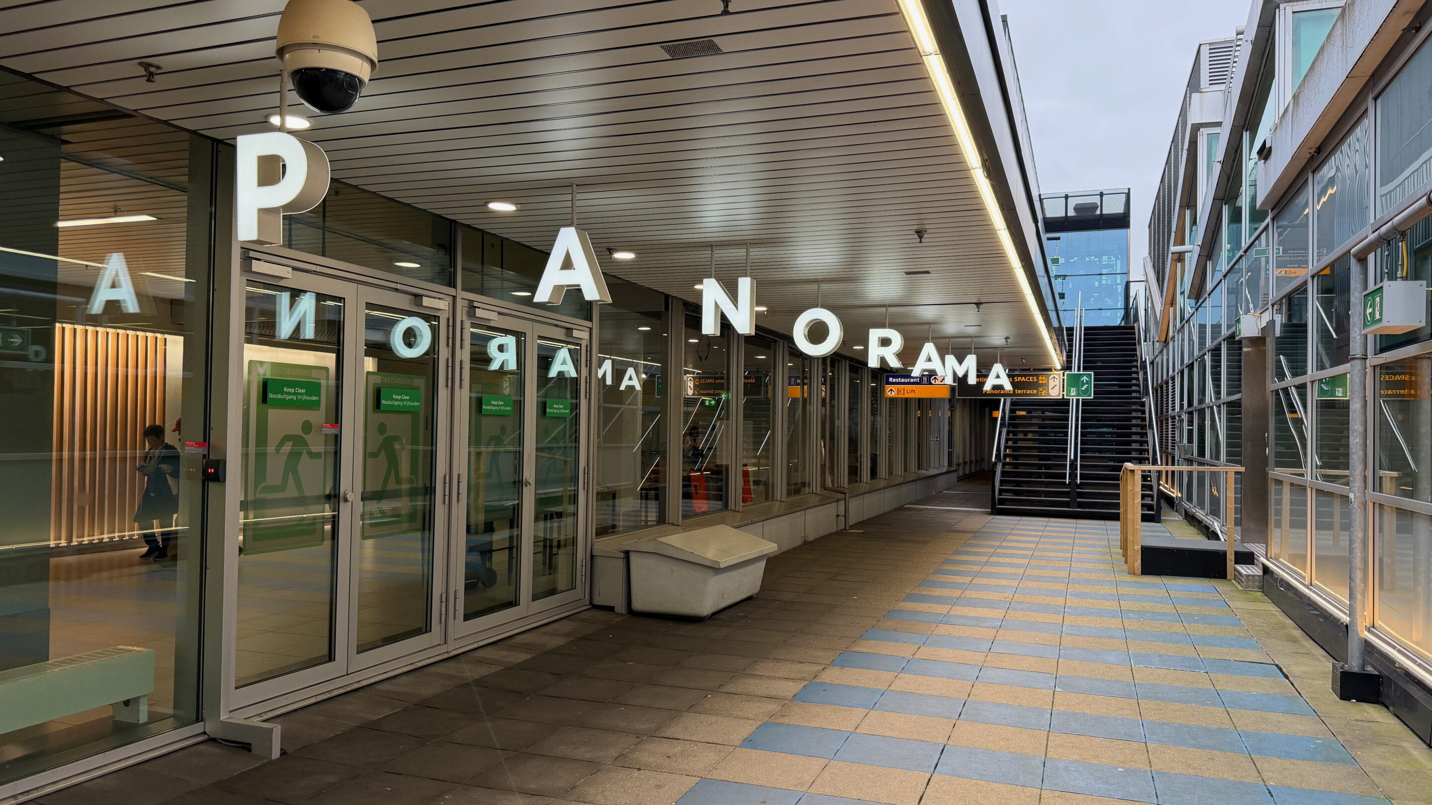 Flughafen Amsterdam Schiphol – meine Erfahrungen mit gut sechs Stunden Aufenthalt 13 Geschlossener Eingang des Panorama-Restaurants am Flughafen Schiphol
