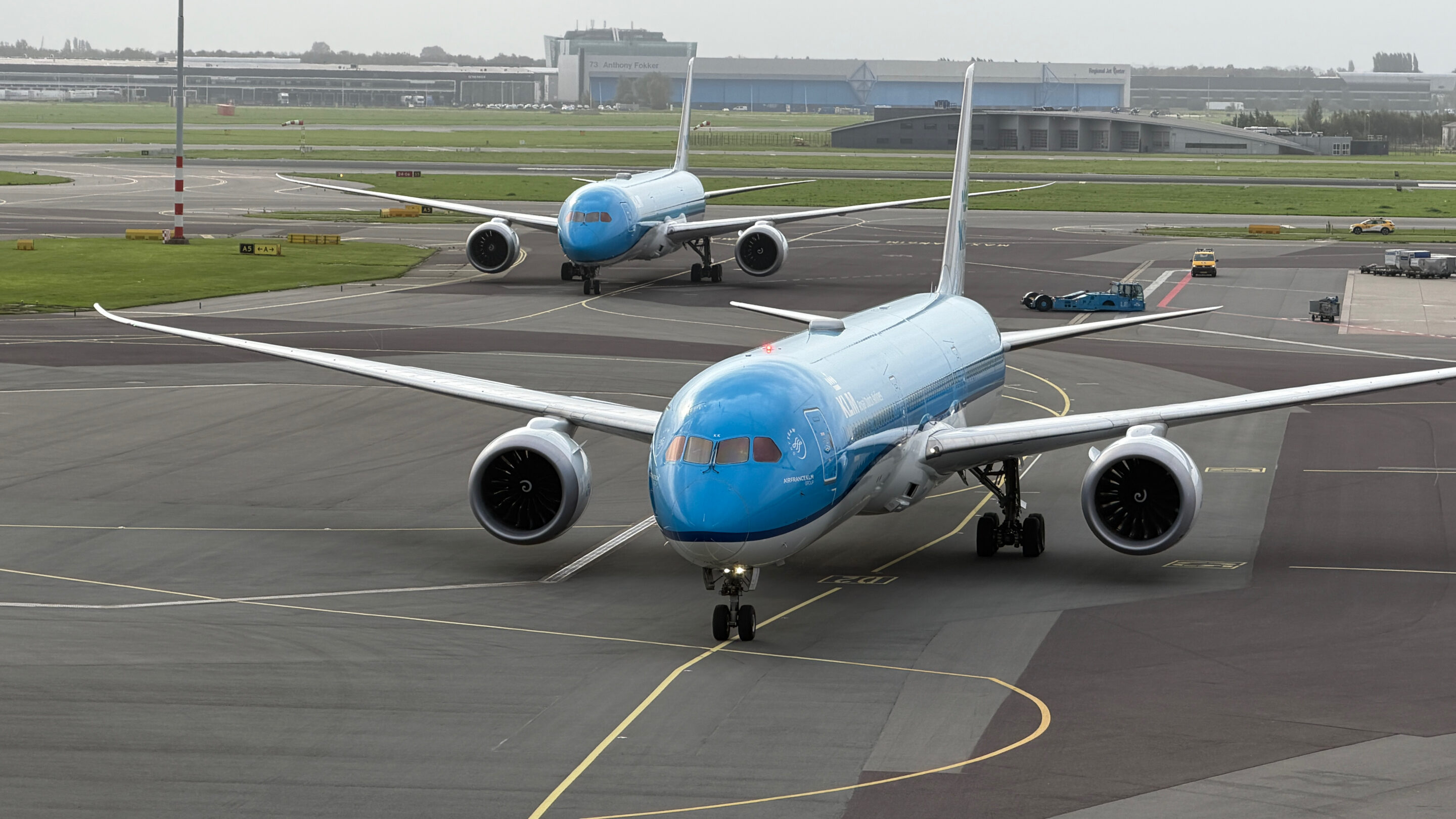 Flughafen Amsterdam Schiphol – meine Erfahrungen mit gut sechs Stunden Aufenthalt 12 Zwei blaue KLM-Flugzeuge auf dem Vorfeld am Flughafen Schiphol