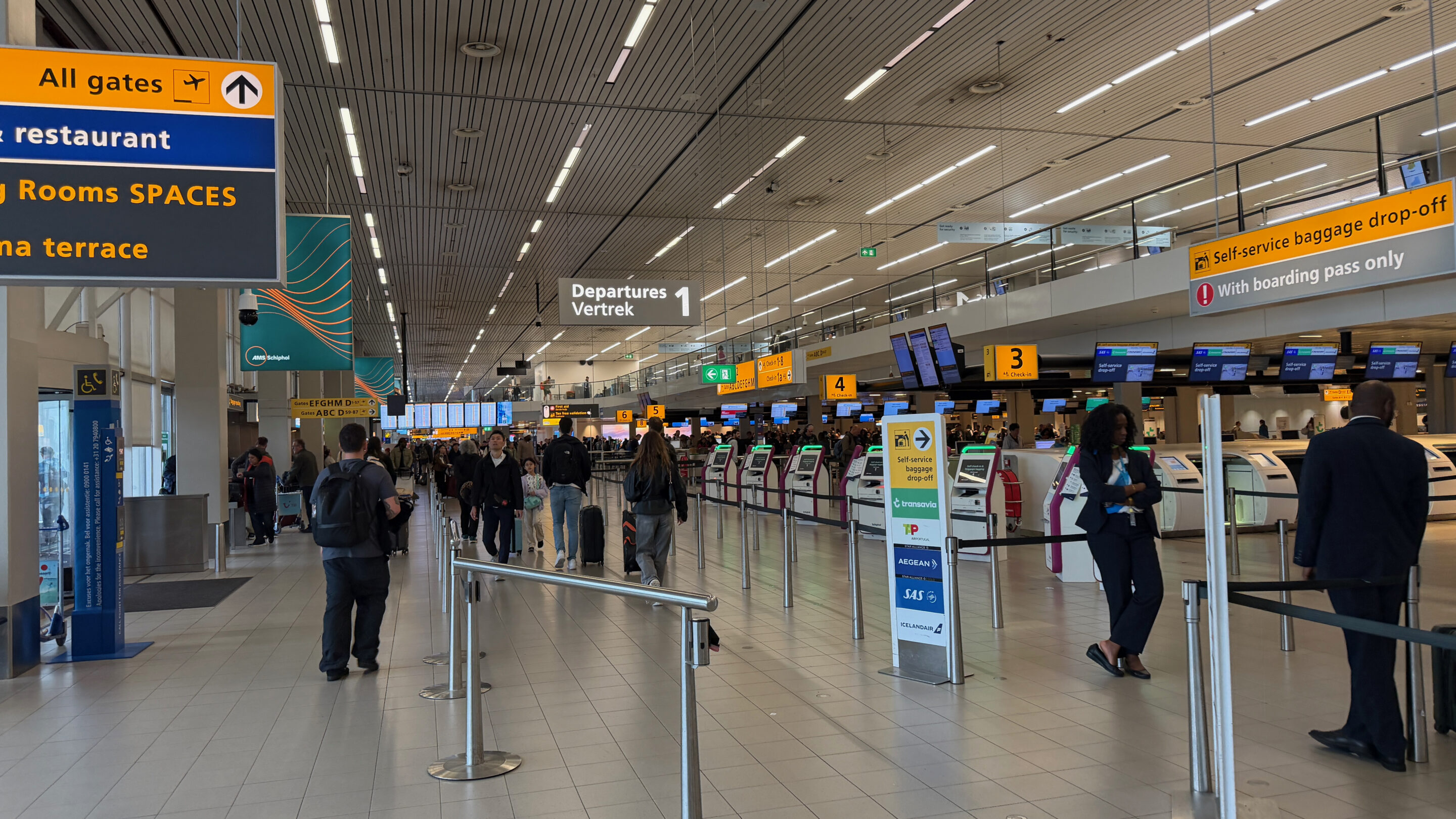Flughafen Amsterdam Schiphol – meine Erfahrungen mit gut sechs Stunden Aufenthalt 3 Gelbe Wegweiser zu Gates und Panoramaterrasse im Flughafen Schiphol