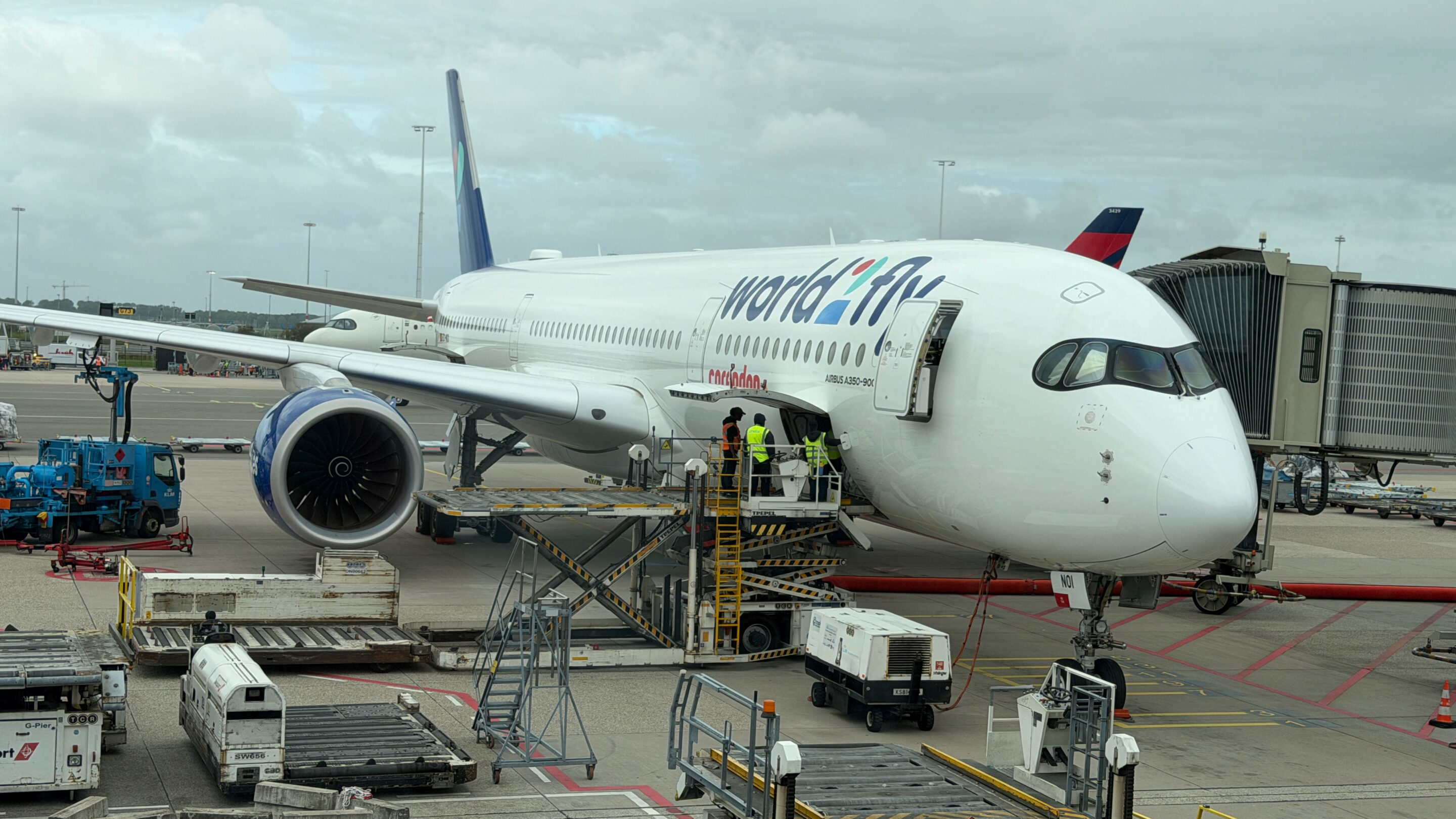 Reisemagazin – Geschichten, Planung, Outdoor und Technik 13 World2Fly Airbus A350 mit Corendon-Schriftzug am Gate in Amsterdam