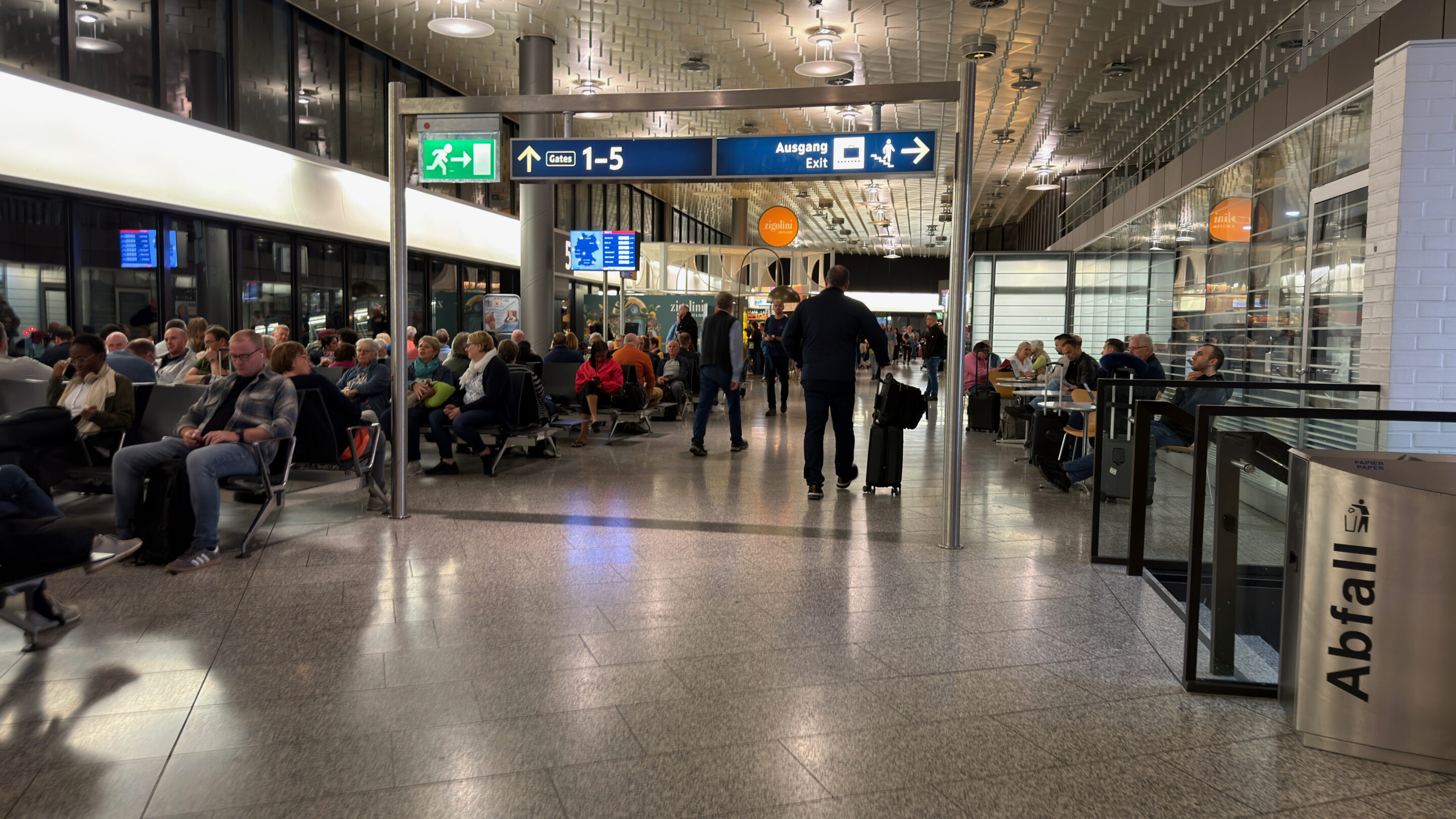 Flughafen Hannover: meine Erfahrungen dort, wo meine erste Flugreise begann 8 Gang mit Wegweisern und Sitzplätzen vor den Gates in Hannover