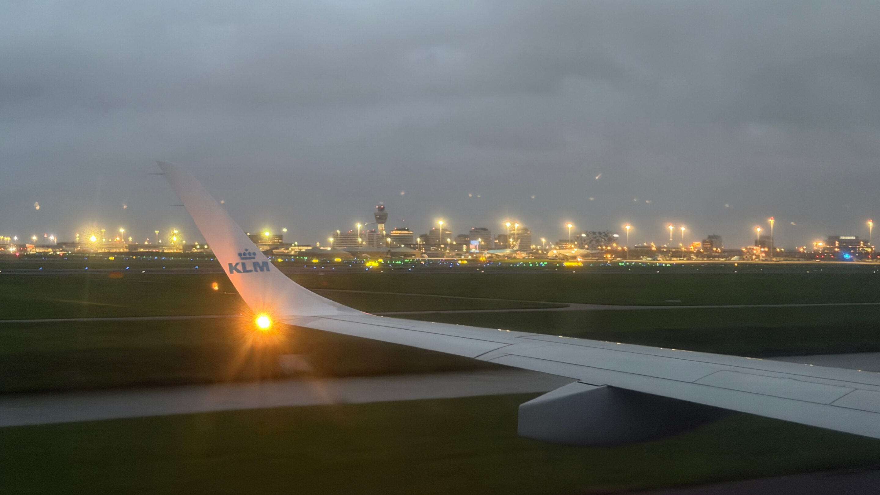 Flughafen Hannover: meine Erfahrungen dort, wo meine erste Flugreise begann 9 Blick über den Flugzeugflügel auf das beleuchtete Vorfeld im Morgengrauen