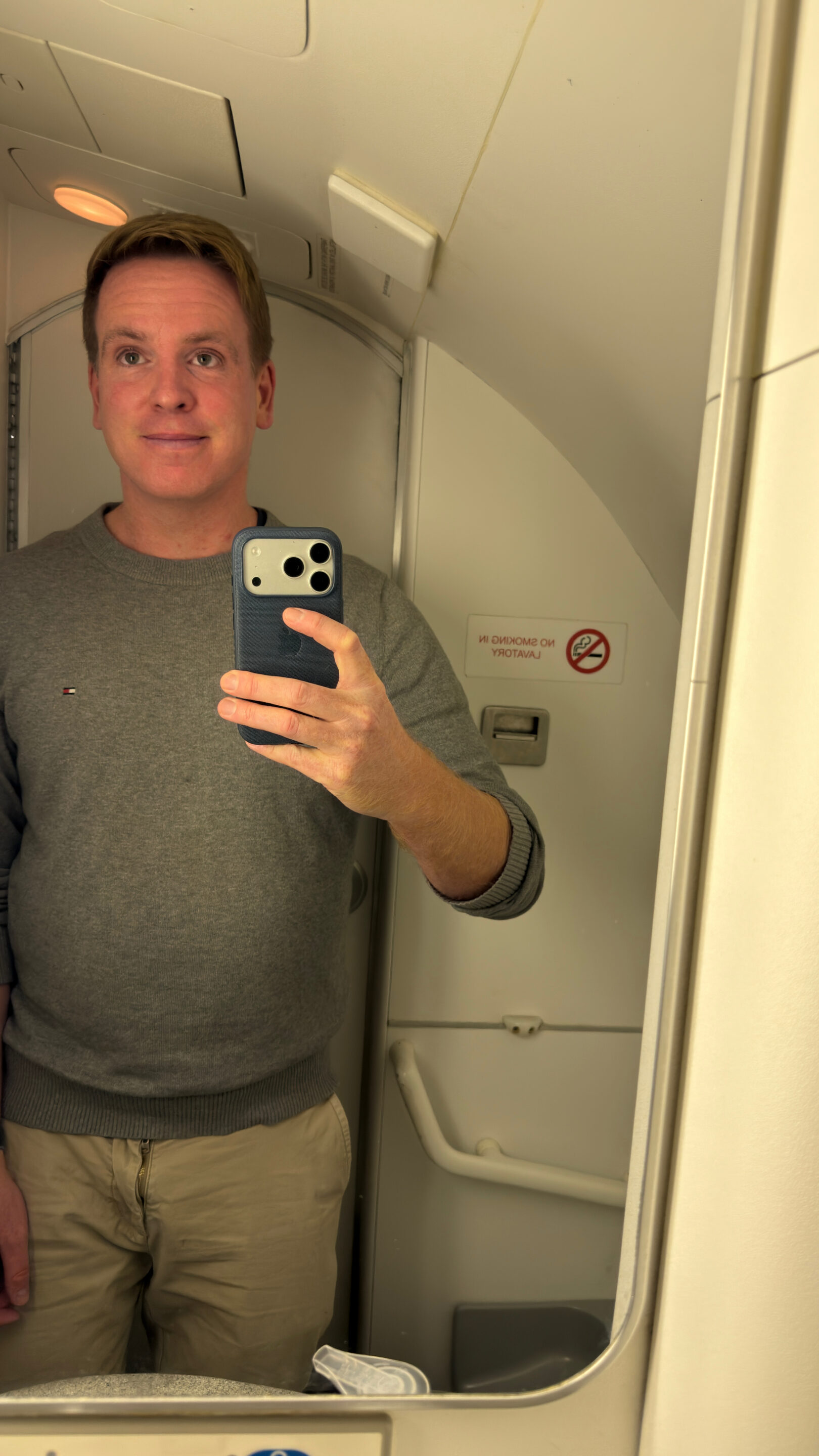 Fliegen mit KLM Cityhopper: Meine Erfahrungen als Zubringer von Hannover nach Amsterdam 5 Sascha im Spiegel des kleinen Waschraums im KLM-Cityhopper-Flugzeug