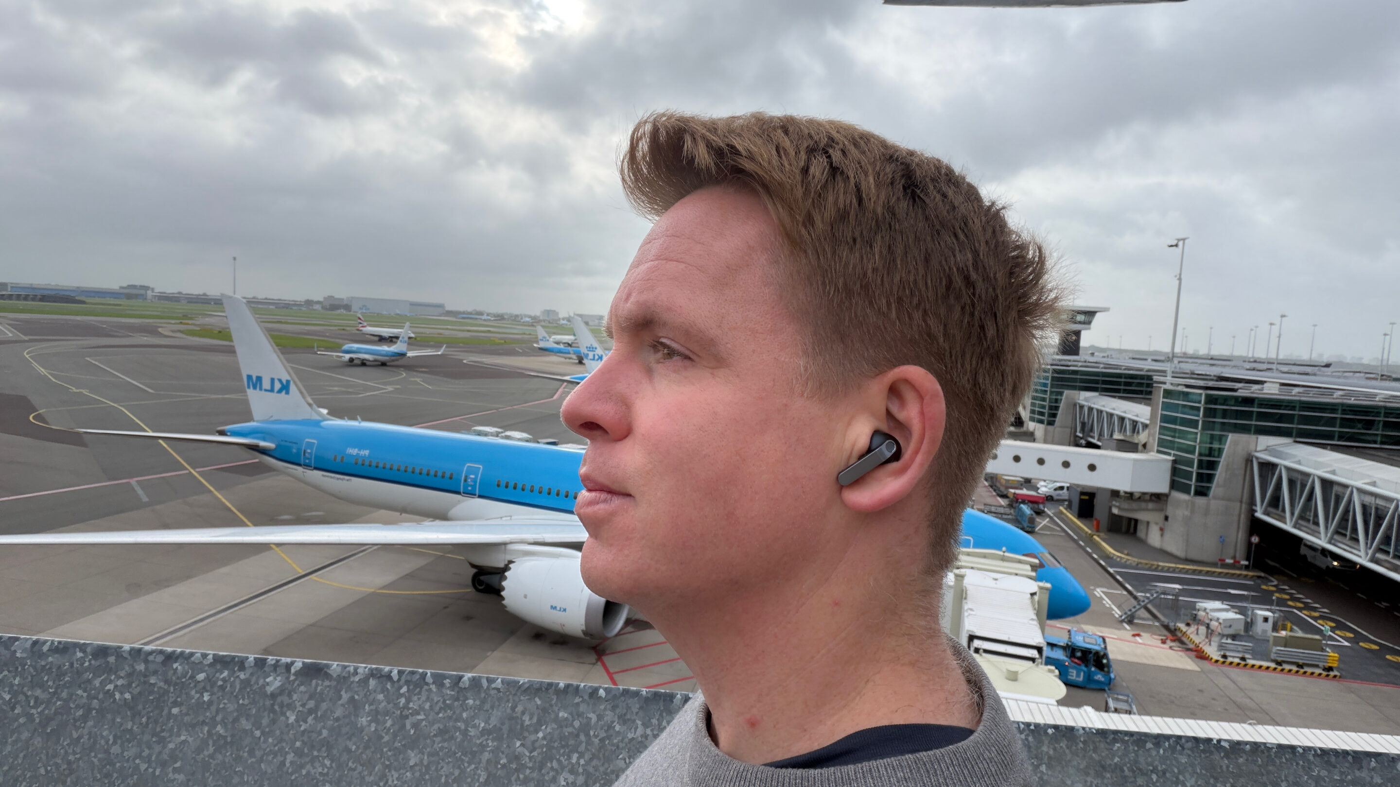 Samsung Galaxy Buds4 Pro auf Reisen: mein ehrlicher Praxistest unterwegs 8 Sascha Tegtmeyer trägt Galaxy Buds4 Pro auf der Panoramaterrasse des Flughafens Schiphol