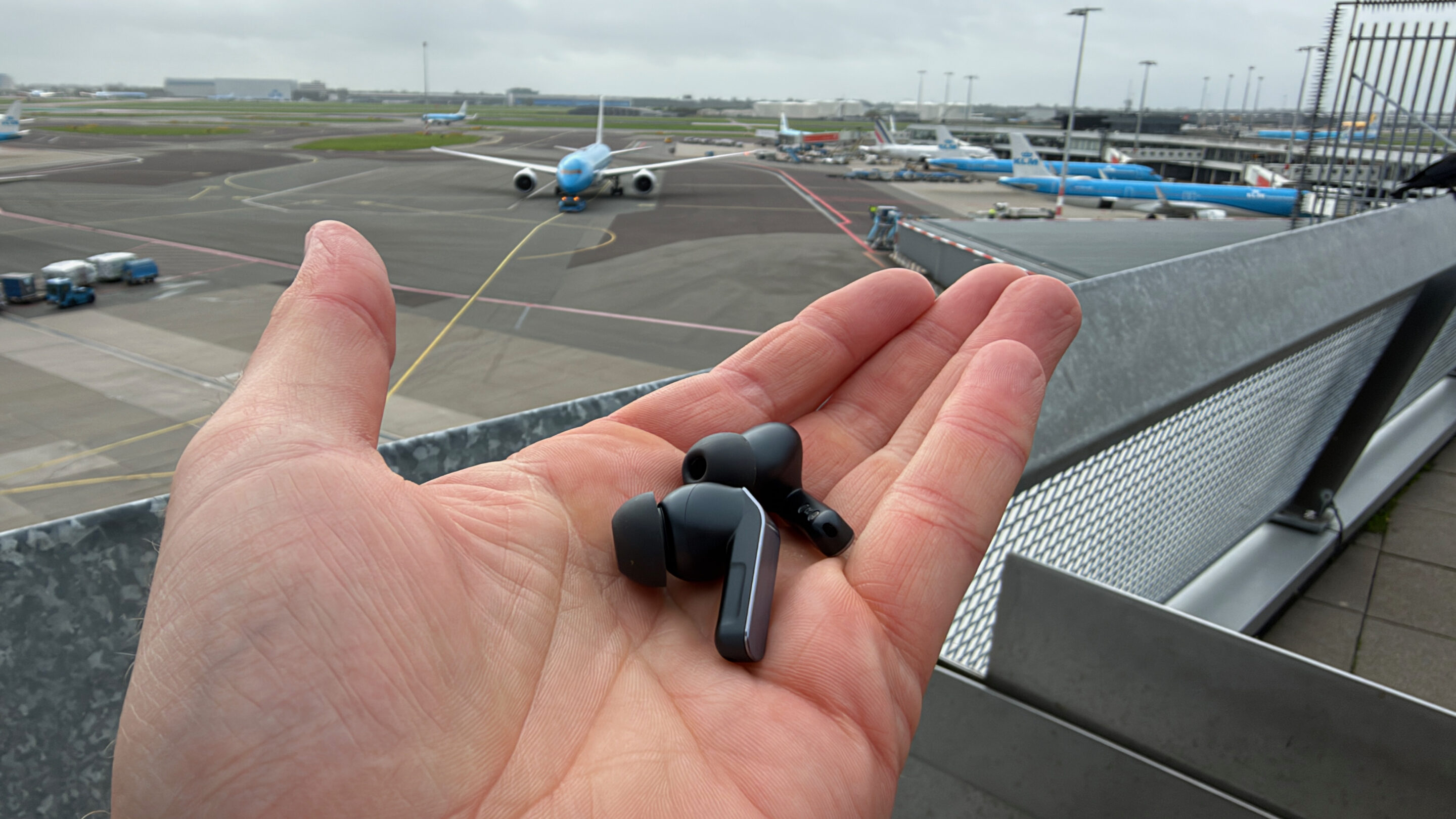 Samsung Galaxy Buds4 Pro auf Reisen: mein ehrlicher Praxistest unterwegs 5 Galaxy Buds4 Pro mit Silikonaufsätzen in einer Hand vor dem Vorfeld in Schiphol