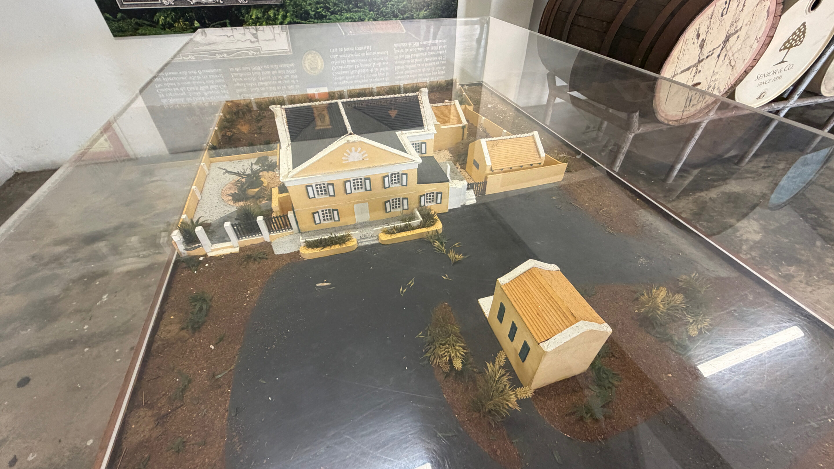 Chobolobo auf Curaçao: mein Besuch bei Senior & Co. 1 Modell des gelben Landhauses Chobolobo und seiner Hofgebäude unter einer transparenten Haube