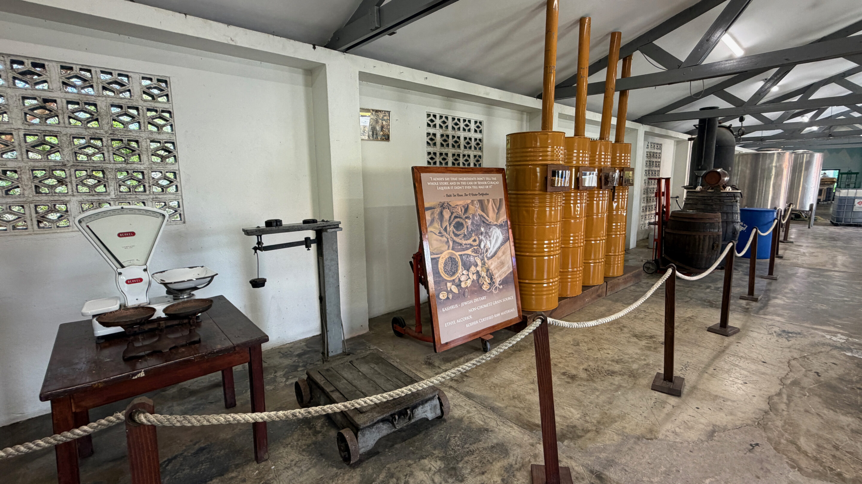 Chobolobo auf Curaçao: mein Besuch bei Senior & Co. 7 Besichtigungsbereich in Chobolobo mit Waagen, Schautafel und Anlagen