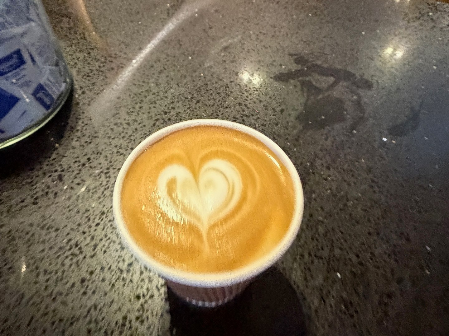 Laufen und Trailrunning auf Curaçao: meine Morgen zwischen Meer, Stadt und Kakteen 18 Cappuccino mit einem Herz aus Milchschaum auf einem dunklen Tisch
