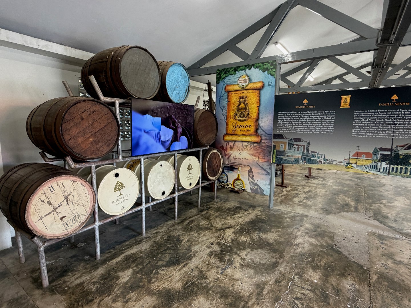 Chobolobo auf Curaçao: mein Besuch bei Senior & Co. 2 Fässer, Schautafeln und Bildschirm im Ausstellungsbereich von Landhuis Chobolobo