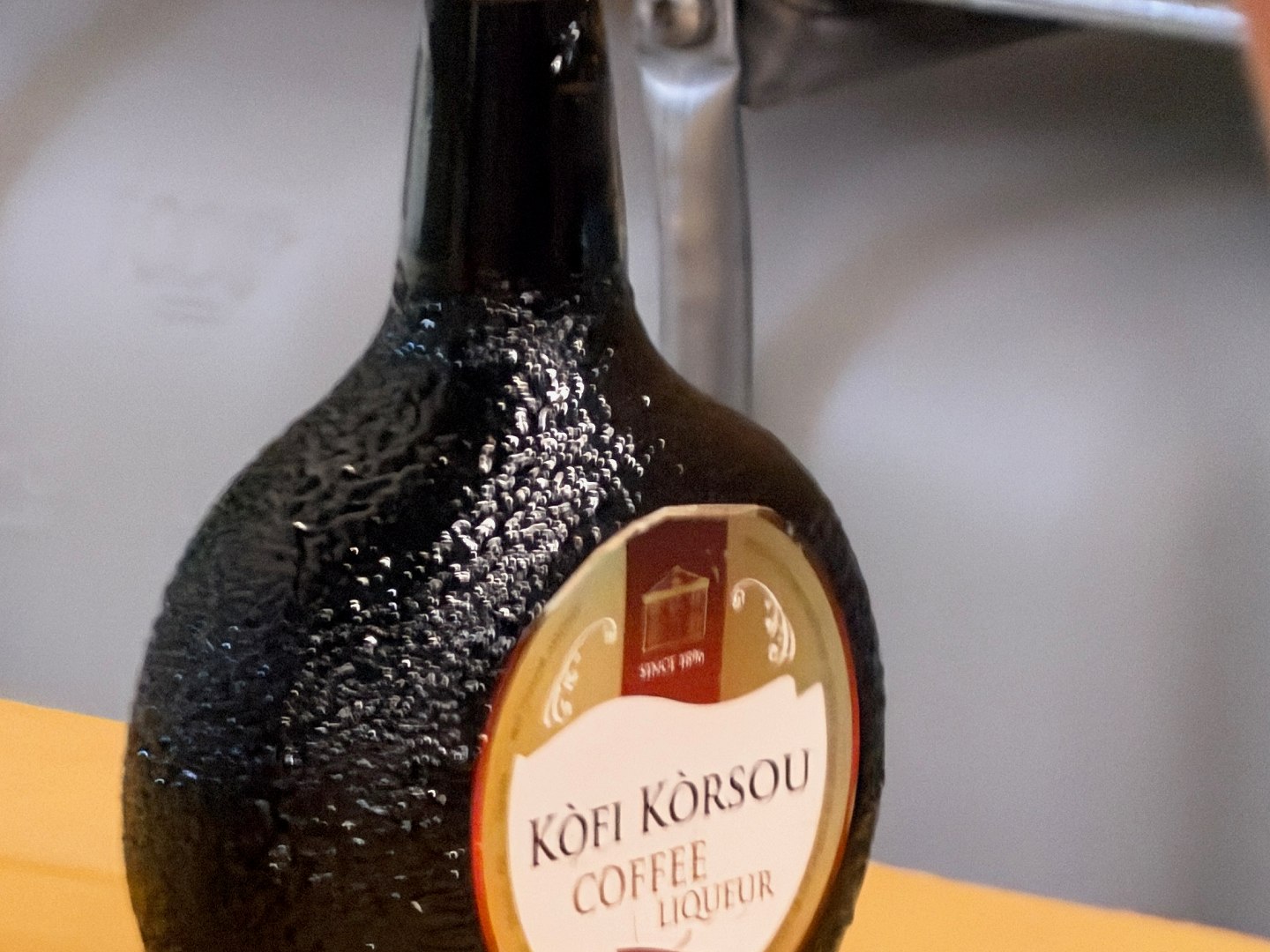 Chobolobo auf Curaçao: mein Besuch bei Senior & Co. 8 Dunkle KÒFI KÒRSOU-Kaffeelikörflasche mit strukturierter Glasoberfläche