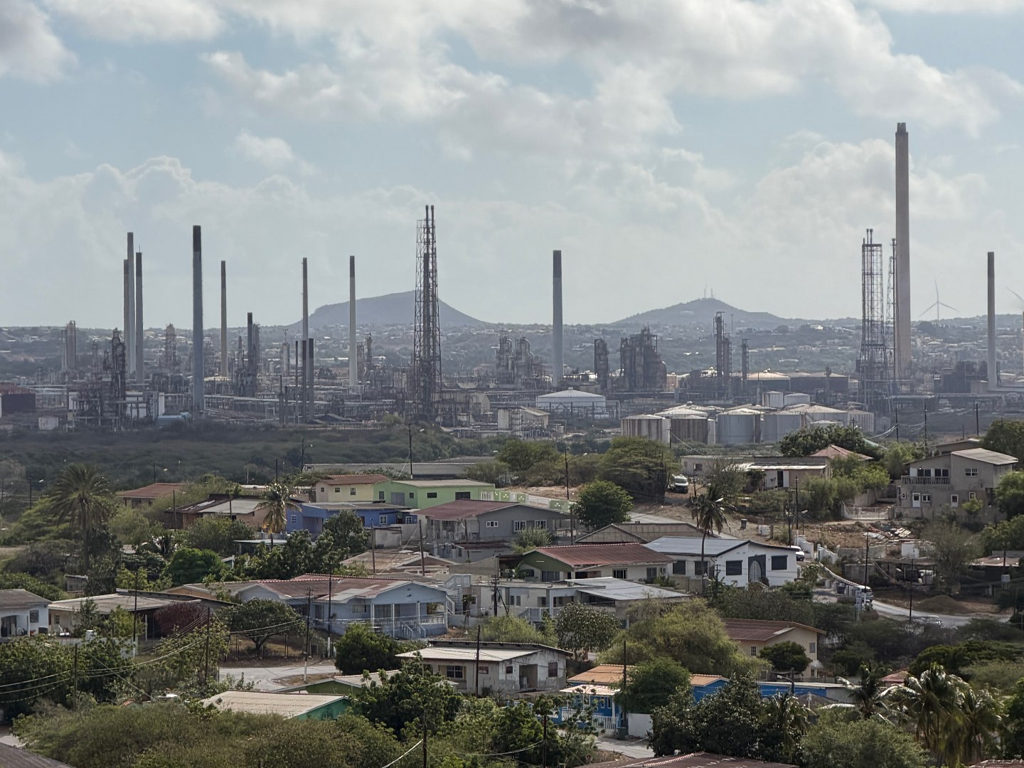 Laufen und Trailrunning auf Curaçao: meine Morgen zwischen Meer, Stadt und Kakteen 17 Industrieanlagen und Schornsteine stehen zwischen Wohngebieten auf Curaçao