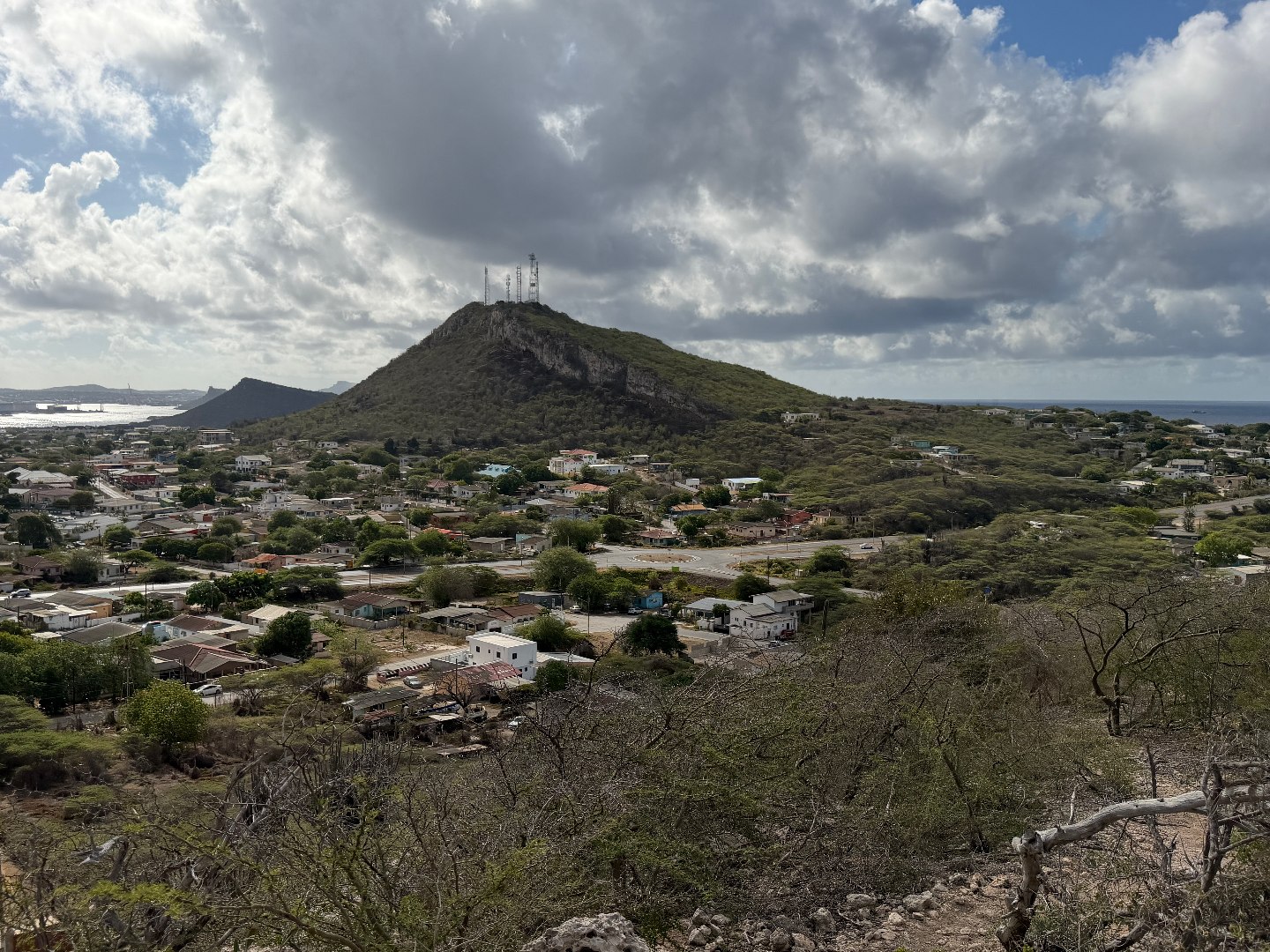 Laufen und Trailrunning auf Curaçao: meine Morgen zwischen Meer, Stadt und Kakteen 16 Hügel, niedrige Häuser und grüne Sträucher unter weitem Himmel auf Curaçao